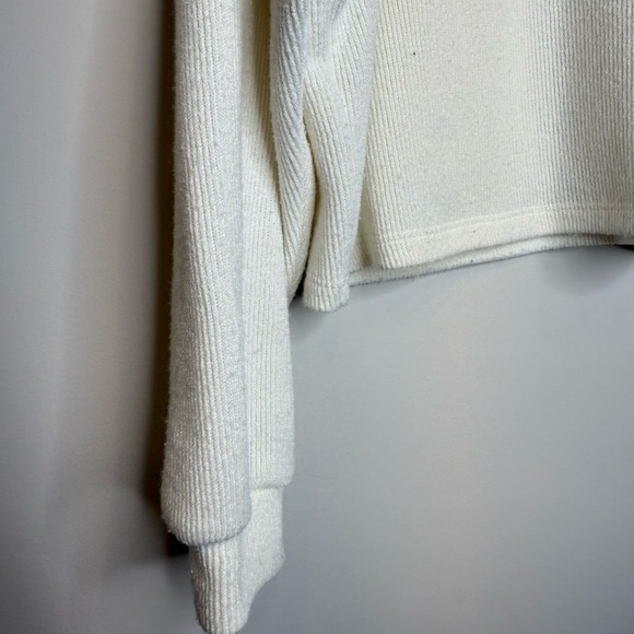Cozy White Turtleneck Sweater - Picture 4 of 6